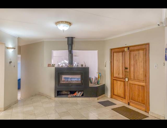 5 BEDROOM HOUSE FOR SALE IN HOUGHTON ESTATE